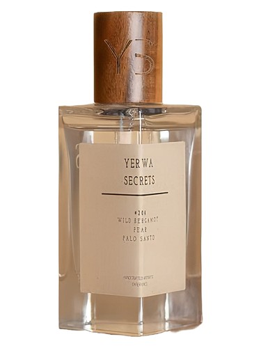 Frasco de #204 Wild Bergamot Pear Palo Santo, de Yerwa Secrets