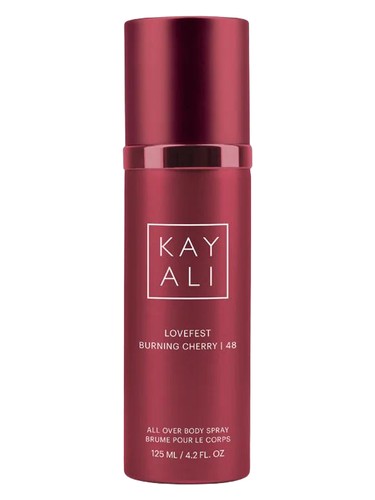 Frasco de Lovefest Burning Cherry | 48 All Over Body Spray, de Kayali Fragrances