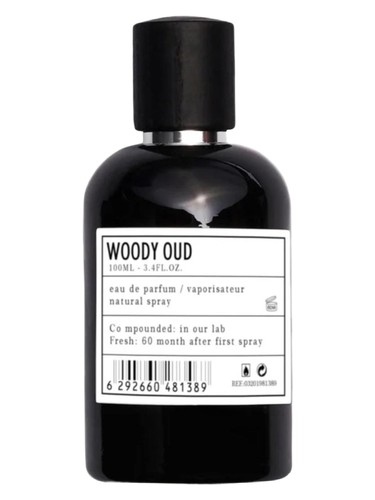 Frasco de Woody Oud, de ARO-FAC Aroma Factory