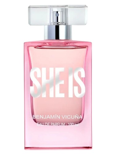 Frasco de She Is, de Benjamin Vicuña
