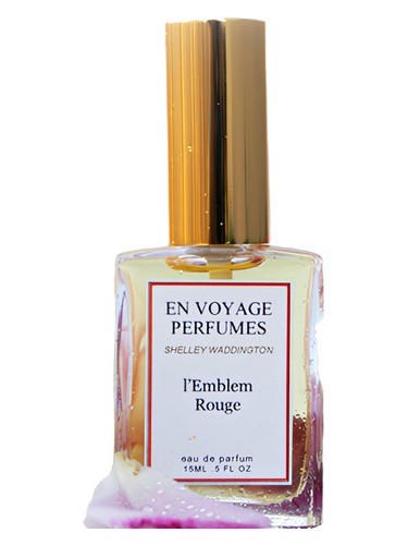 Frasco de L’Emblem Rouge, de En Voyage Perfumes