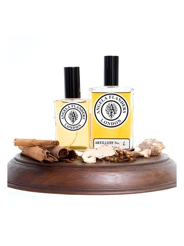 Frasco de No.6 Patchouli Spice, de Angela Flanders