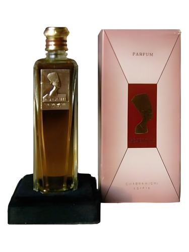 Frasco de Nefertiti, de Chabrawichi
