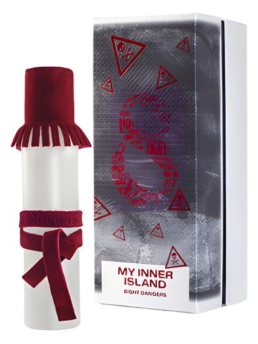 Frasco de Eight Dangers, de My Inner Island Parfums