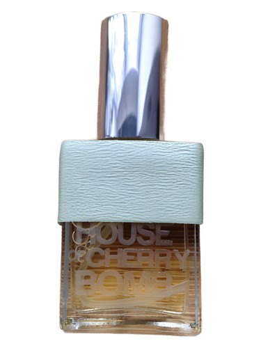 Frasco de Violet Green Tea Honeysuckle, de House of Cherry Bomb
