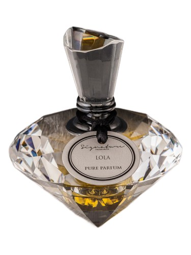 Frasco de Lola, de Signature Fragrances