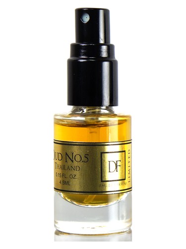 Frasco de Oud No. 5, de Darkwood Forest