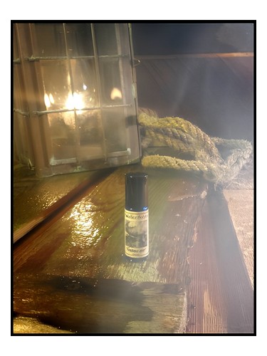 Frasco de Tenebrous Mist, de Solstice Scents