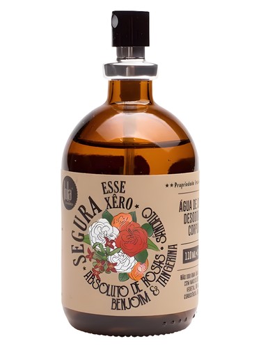 Frasco de Absoluto de Rosas, Sândalo, Benjoim e Tangerina, de Lola Cosmetics