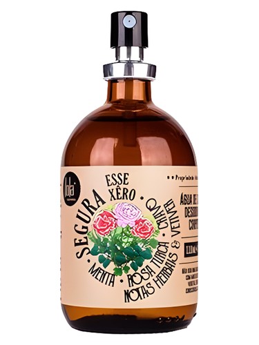 Frasco de Menta, Rosa Turca, Cravo, Notas Herbais e Vetiver, de Lola Cosmetics