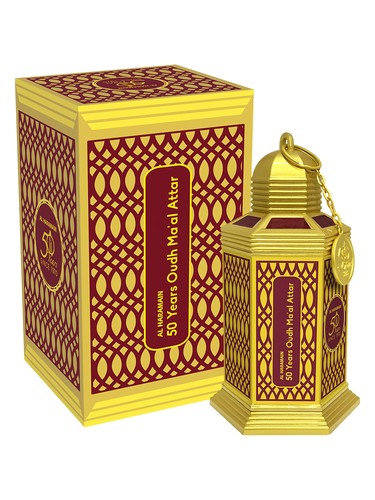 Frasco de 50 Years Oudh Ma’al Attar, de Al Haramain Perfumes