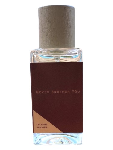 Frasco de Never Another Yöu, de Pink MahogHany Fragrances