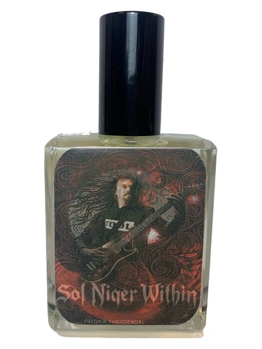 Frasco de Sol Niger Within, de Phronema Perfumes