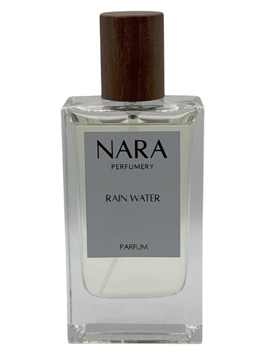 Frasco de Rain Water, de Nara Perfumery